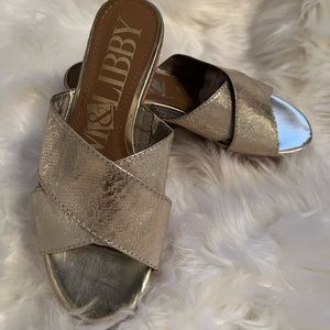 Soft gold platform sandal size 7